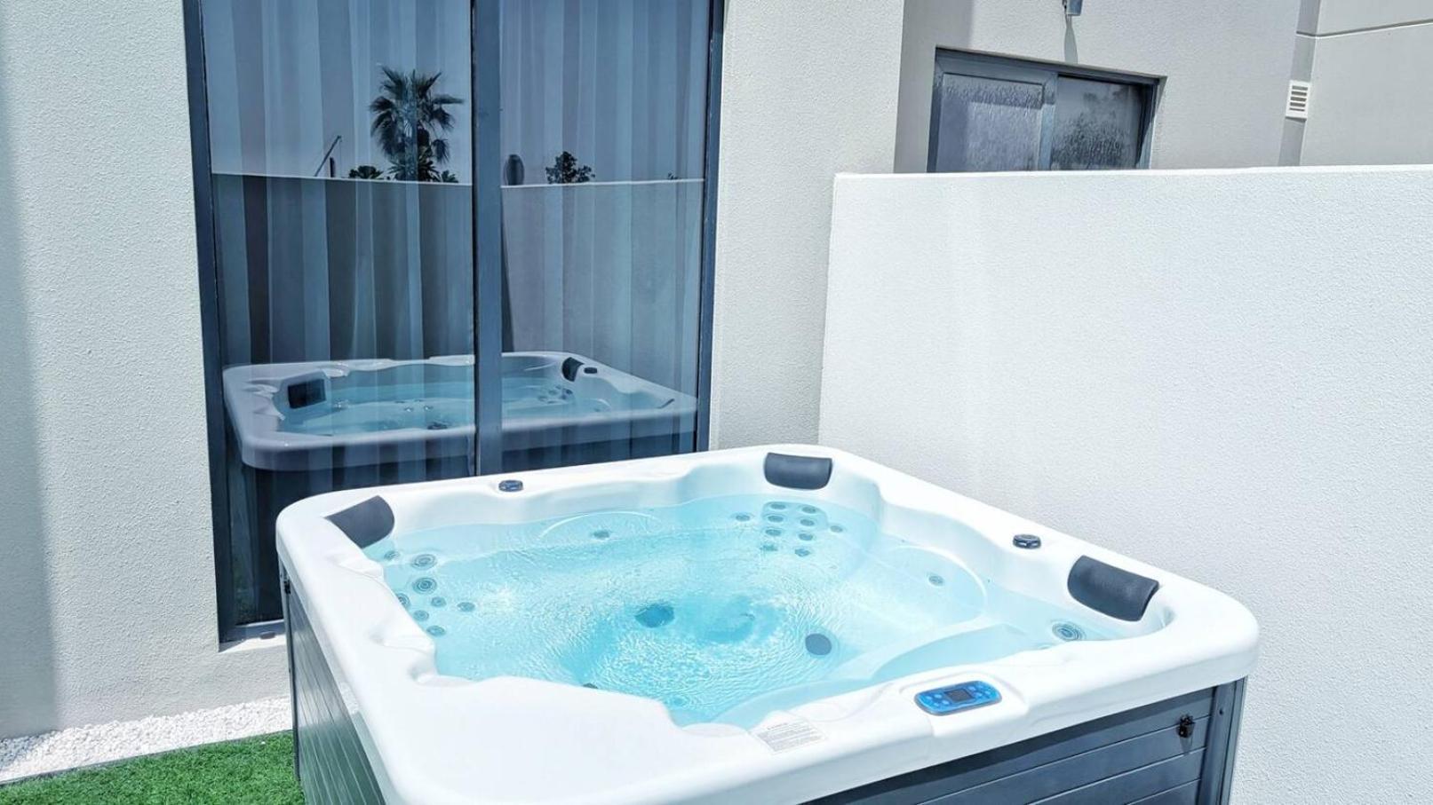 Perfect 4bd With Jacuzzi